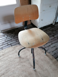 Vintage atelier stoel.