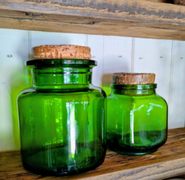 2 vintage groen glazen potten.