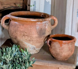 Grote antieke pot  van aardewerk uit Frankrijk.