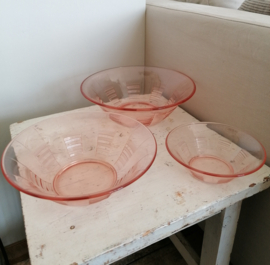 Set oude glazen schaaltjes van roze glas.