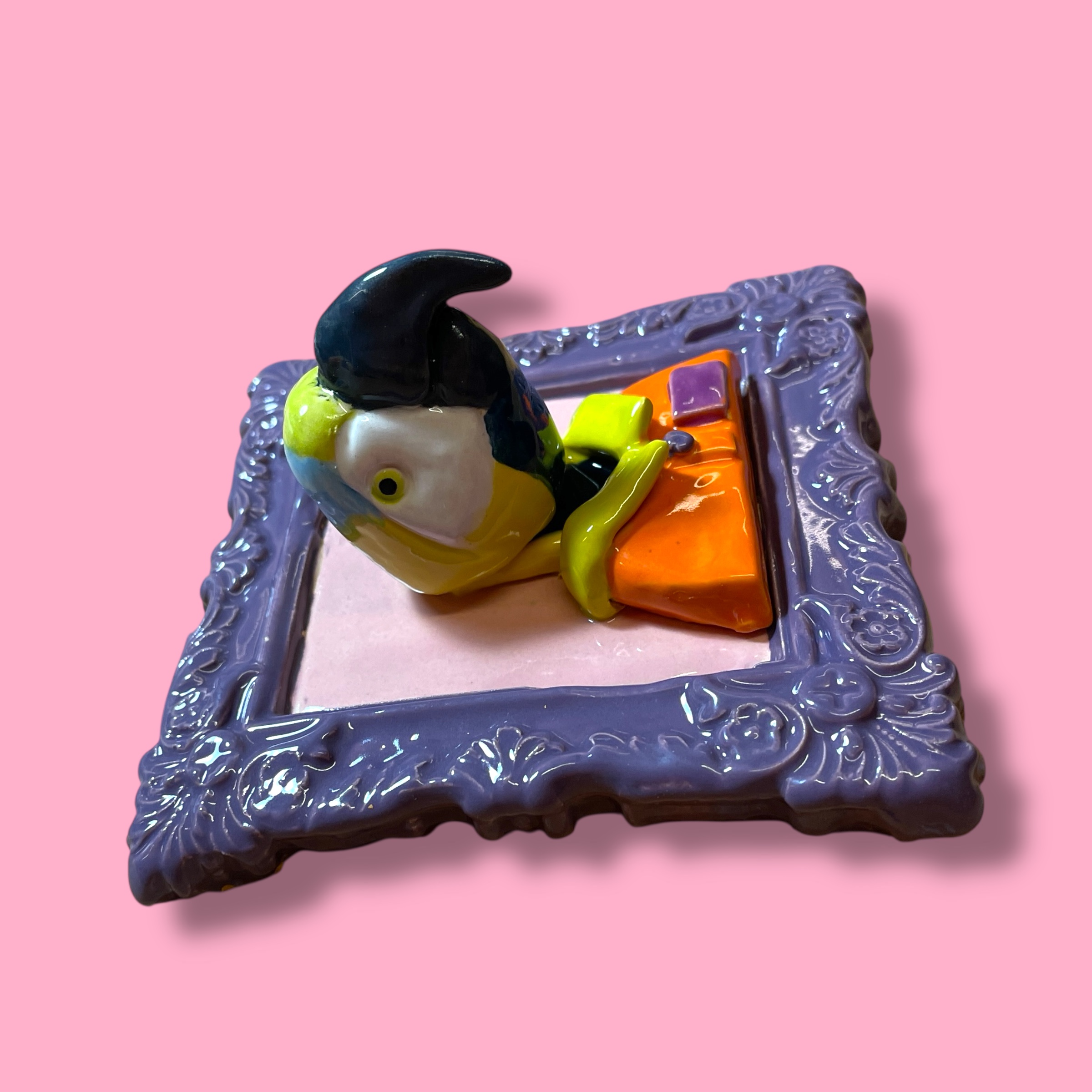Schilderijtje van keramiek papegaai Pien