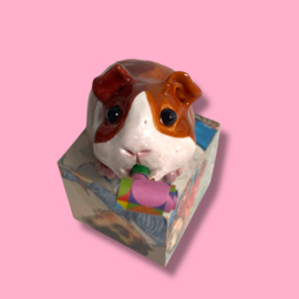 Cavia van keramiek met een feesttoeter