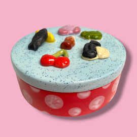 Snoepjes snoeptrommel rood met witte stippen blauw gespikkeld deksel