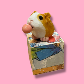 Cavia van keramiek met een kauwgombal