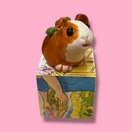 Cavia van keramiek met een kauwgombal