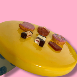 Koekjes koektrommel blauwe stippen geel deksel