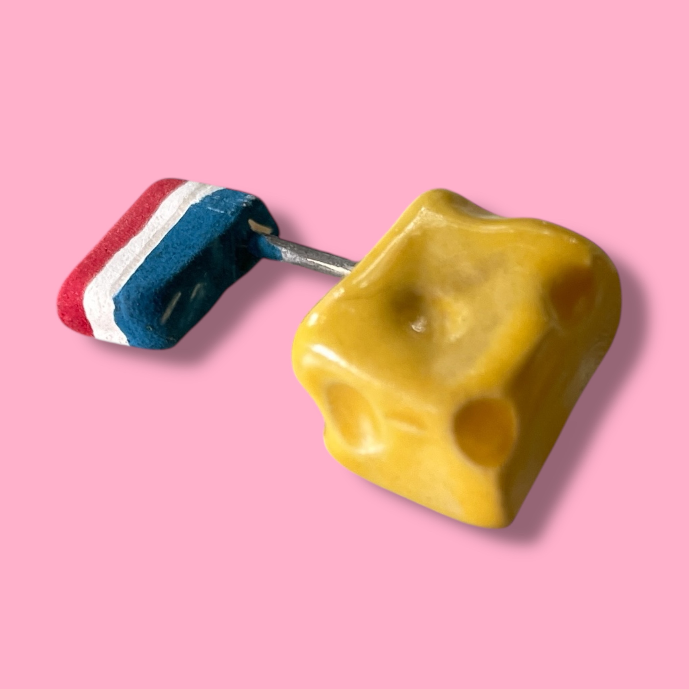 Broche blokje kaas van keramiek