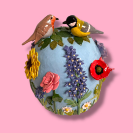 Urn met vogels en bloemen