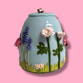 Grote urn met hommels en bloemen