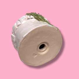 Kleine urn koksmuts met takje rozemarijn