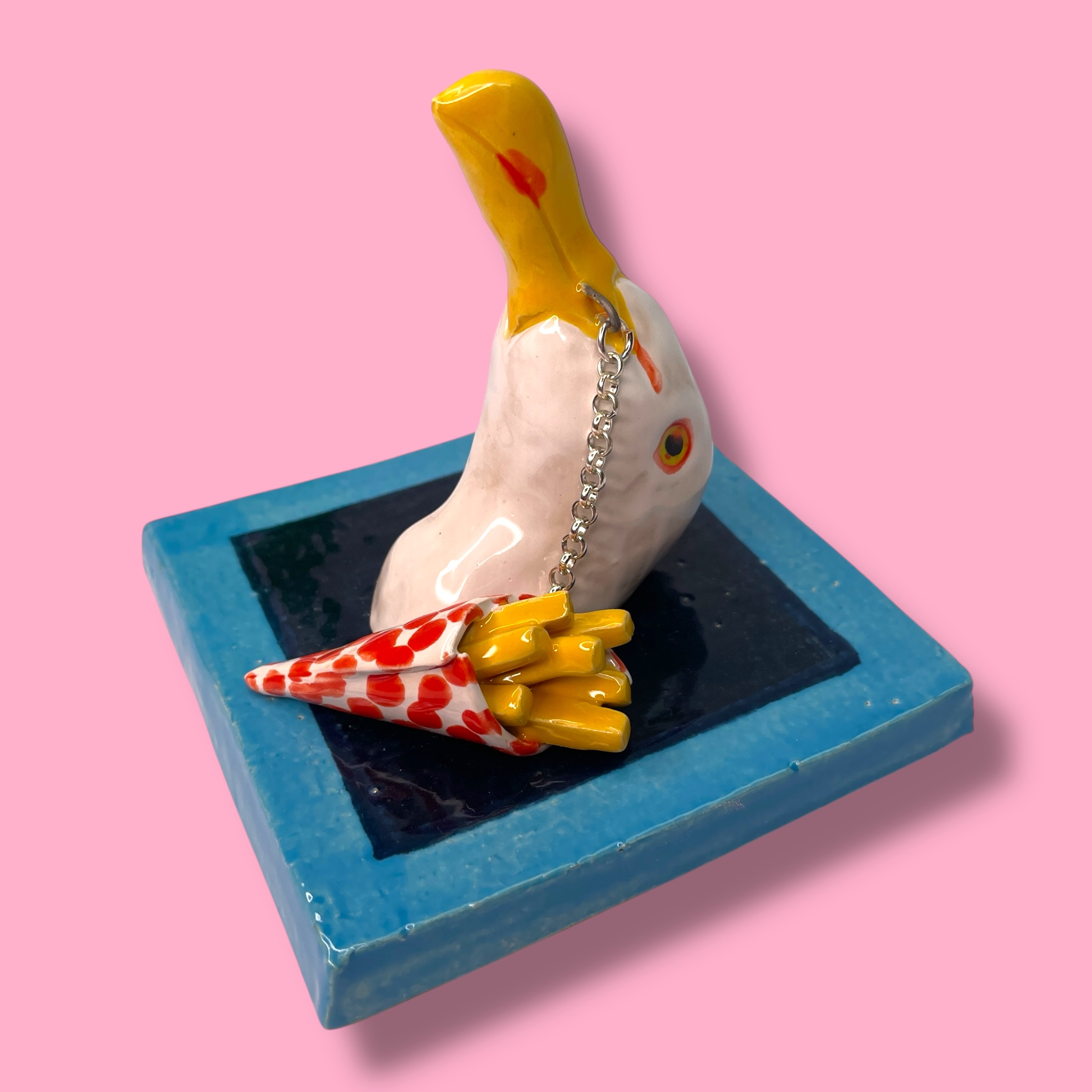 Vreemde vogel  van keramiek Guus de Meeuw