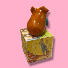 Cavia van keramiek met een strikje