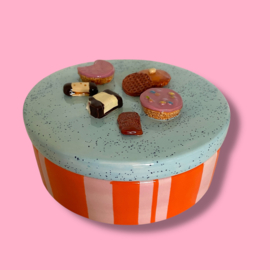 Koekjes koektrommel roze/oranje gestreept lichtblauw gespikkeld deksel
