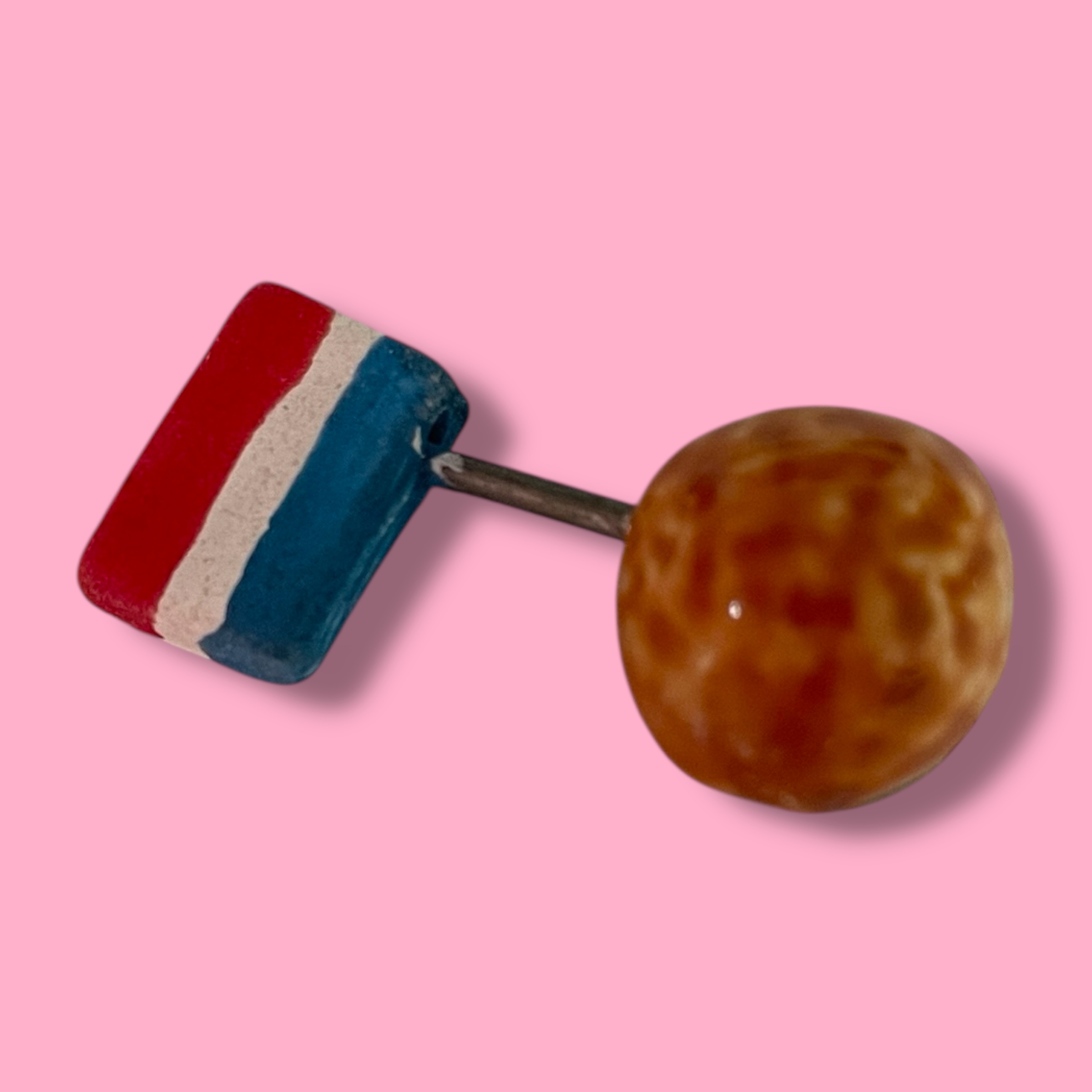 Broche bitterbal van keramiek