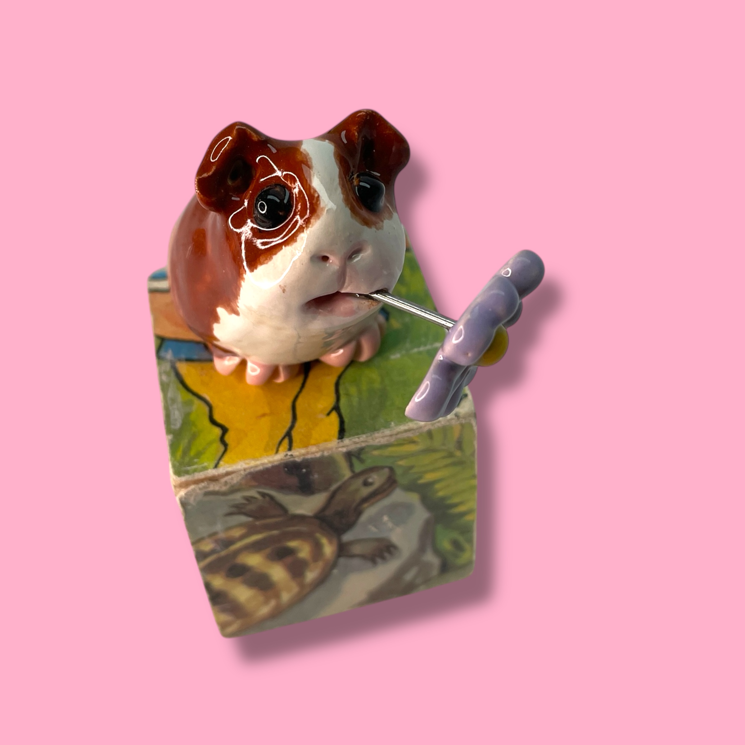 Cavia van keramiek met een bloem