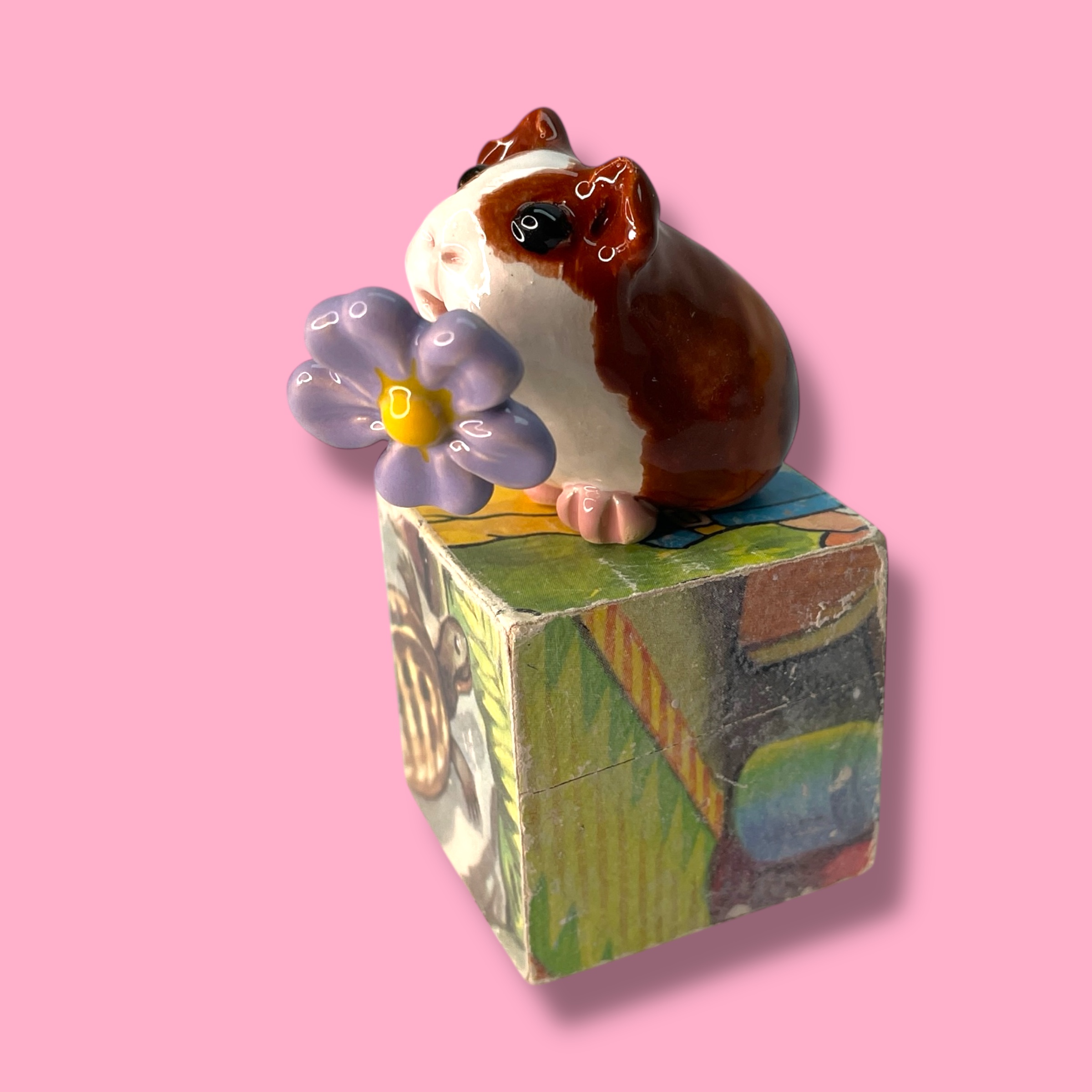 Cavia van keramiek met een bloem