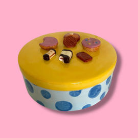 Koekjes koektrommel blauwe stippen geel deksel