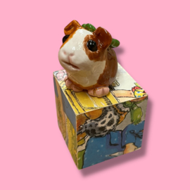Cavia van keramiek met een kauwgombal