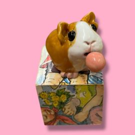 Cavia van keramiek met een kauwgombal