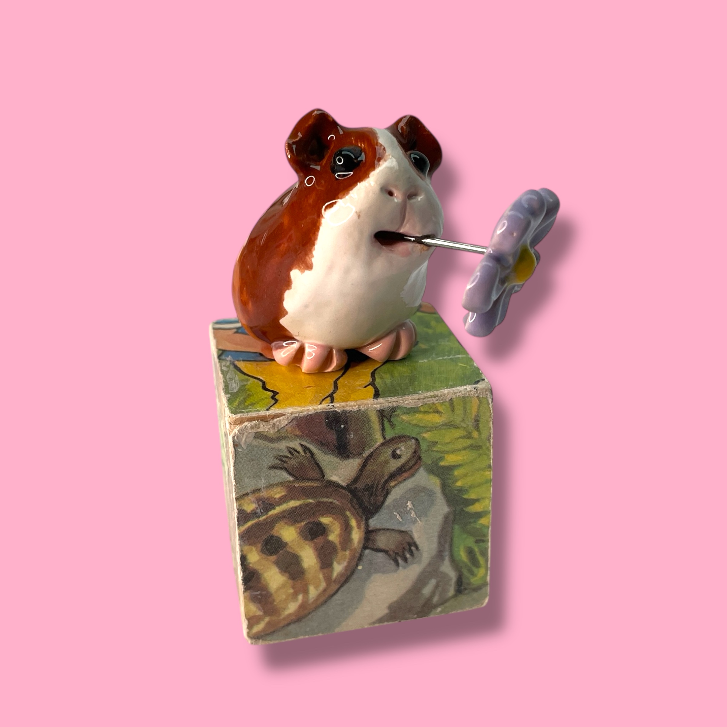 Cavia van keramiek met een bloem