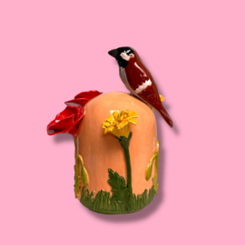 Kleine urn met bloemen en mus