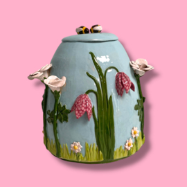 Grote urn met hommels en bloemen