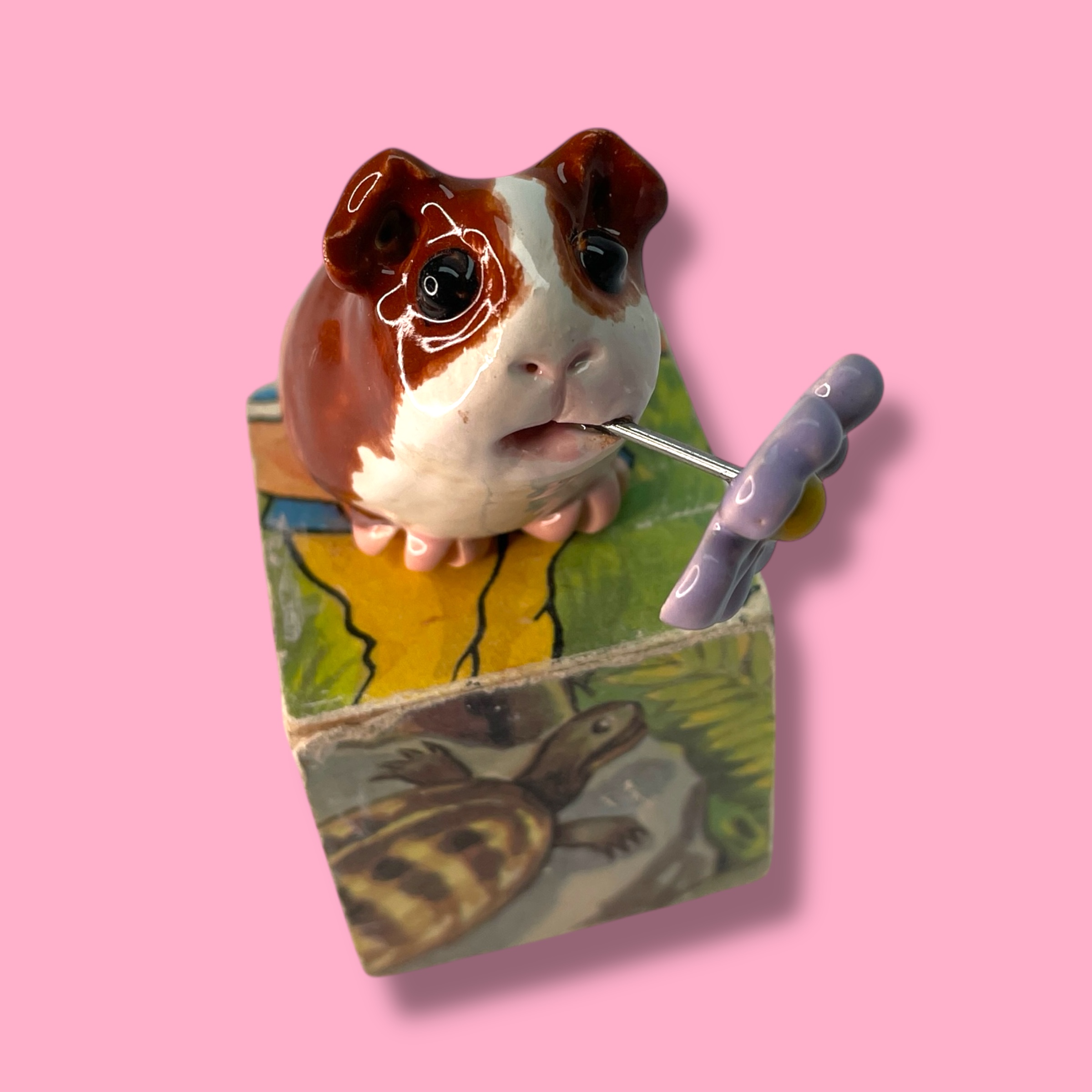 Cavia van keramiek met een bloem