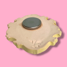 Broche 'varkensmeisje' lichtgeel