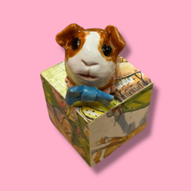 Cavia van keramiek met een strikje