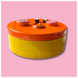 Koekjes koektrommel geel gespikkeld oranje deksel