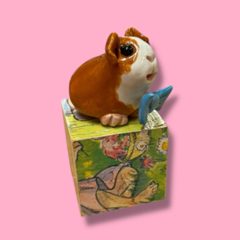 Cavia van keramiek met een strikje