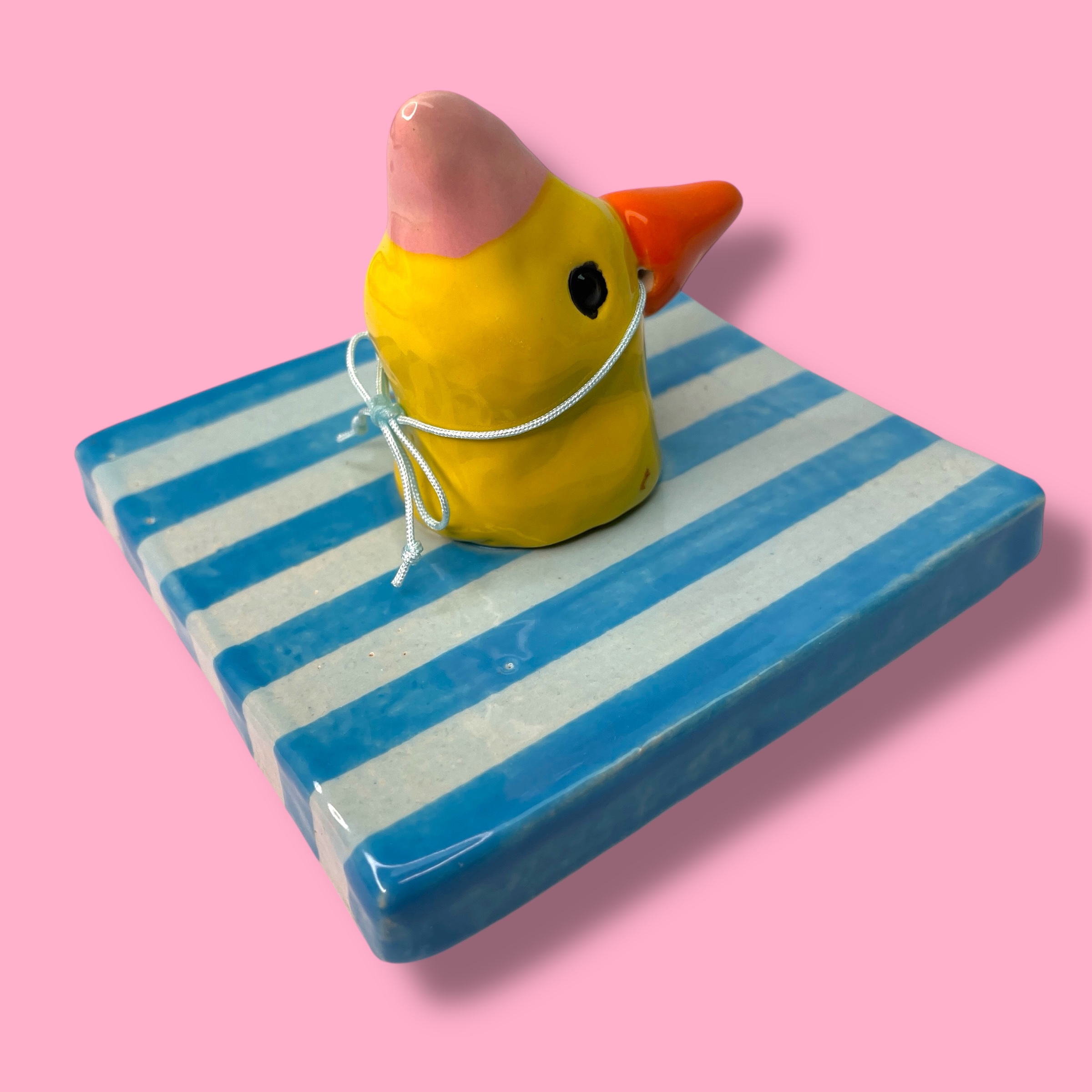 Vreemde vogel van keramiek Arie Feestkanarie