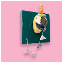 Schilderijtje van keramiek Polly Papegaai