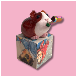 Cavia van keramiek met een feesttoeter