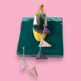 Schilderijtje van keramiek Polly Papegaai