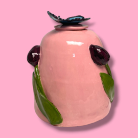 Grote urn met zwarte tulpen en vlinder