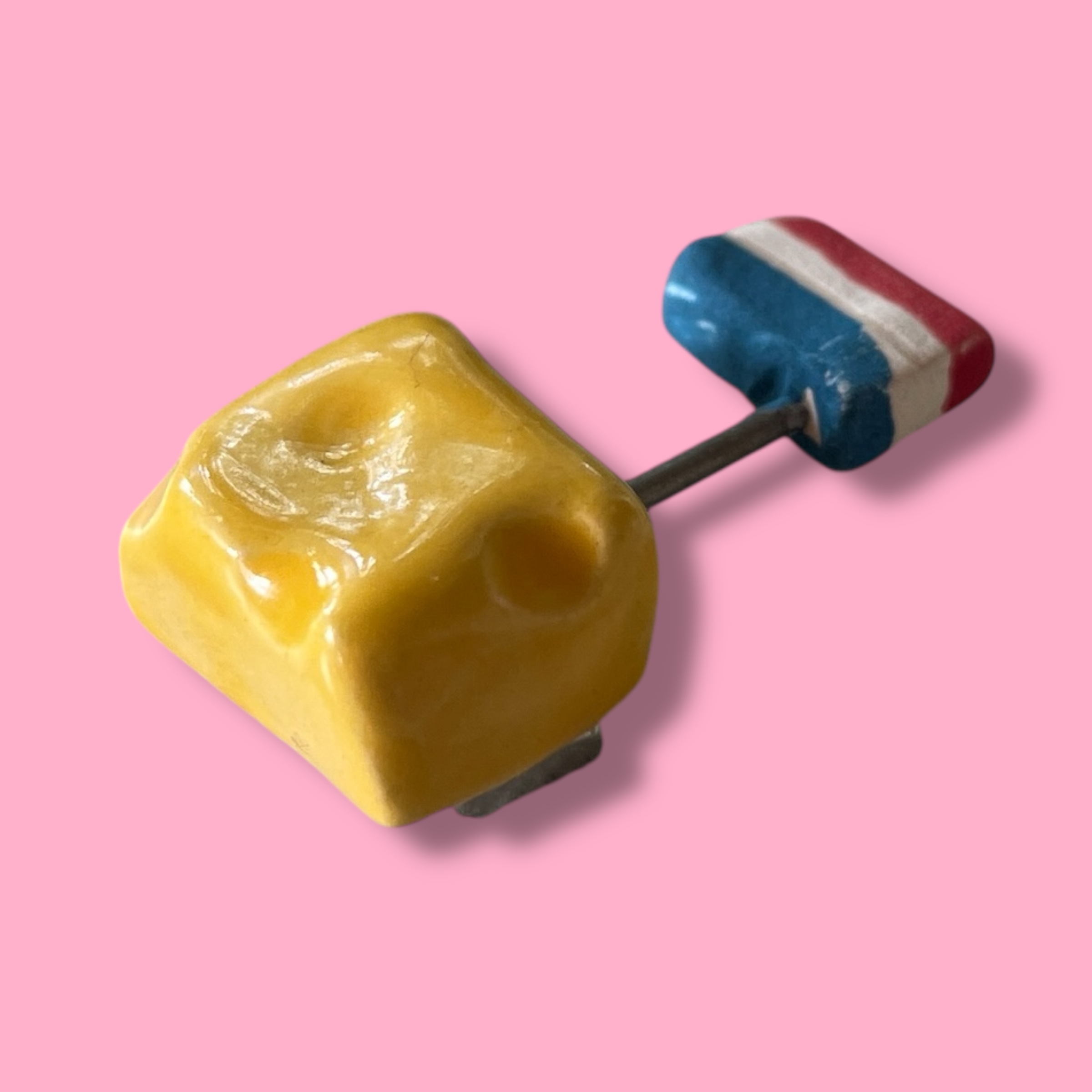 Broche blokje kaas van keramiek