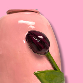 Grote urn met zwarte tulpen en vlinder