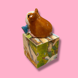 Cavia van keramiek met een strikje