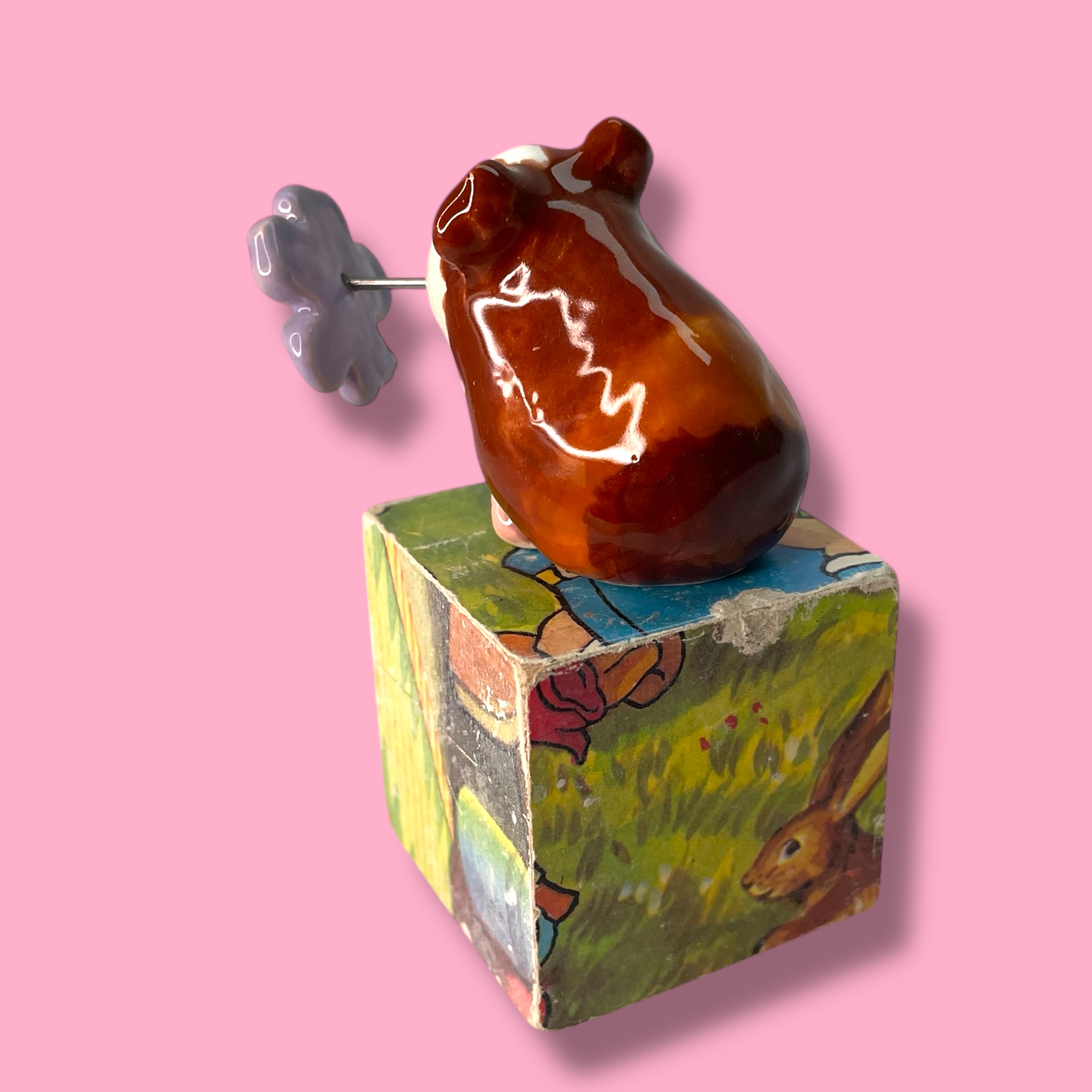 Cavia van keramiek met een bloem
