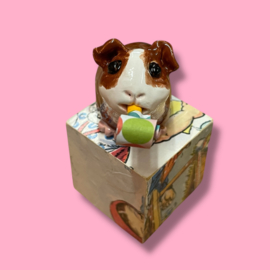 Cavia van keramiek met een kauwgombal