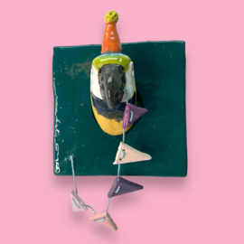 Schilderijtje van keramiek Polly Papegaai