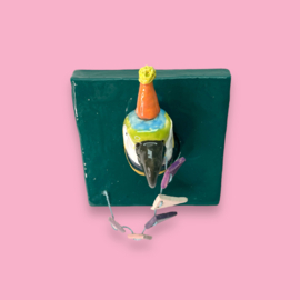 Schilderijtje van keramiek Polly Papegaai