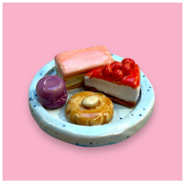 Broche taartjes op een schaaltje