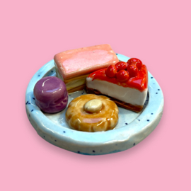 Broche taartjes op een schaaltje