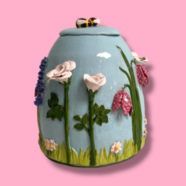 Grote urn met hommels en bloemen