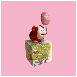 Cavia van keramiek met een suikerspin