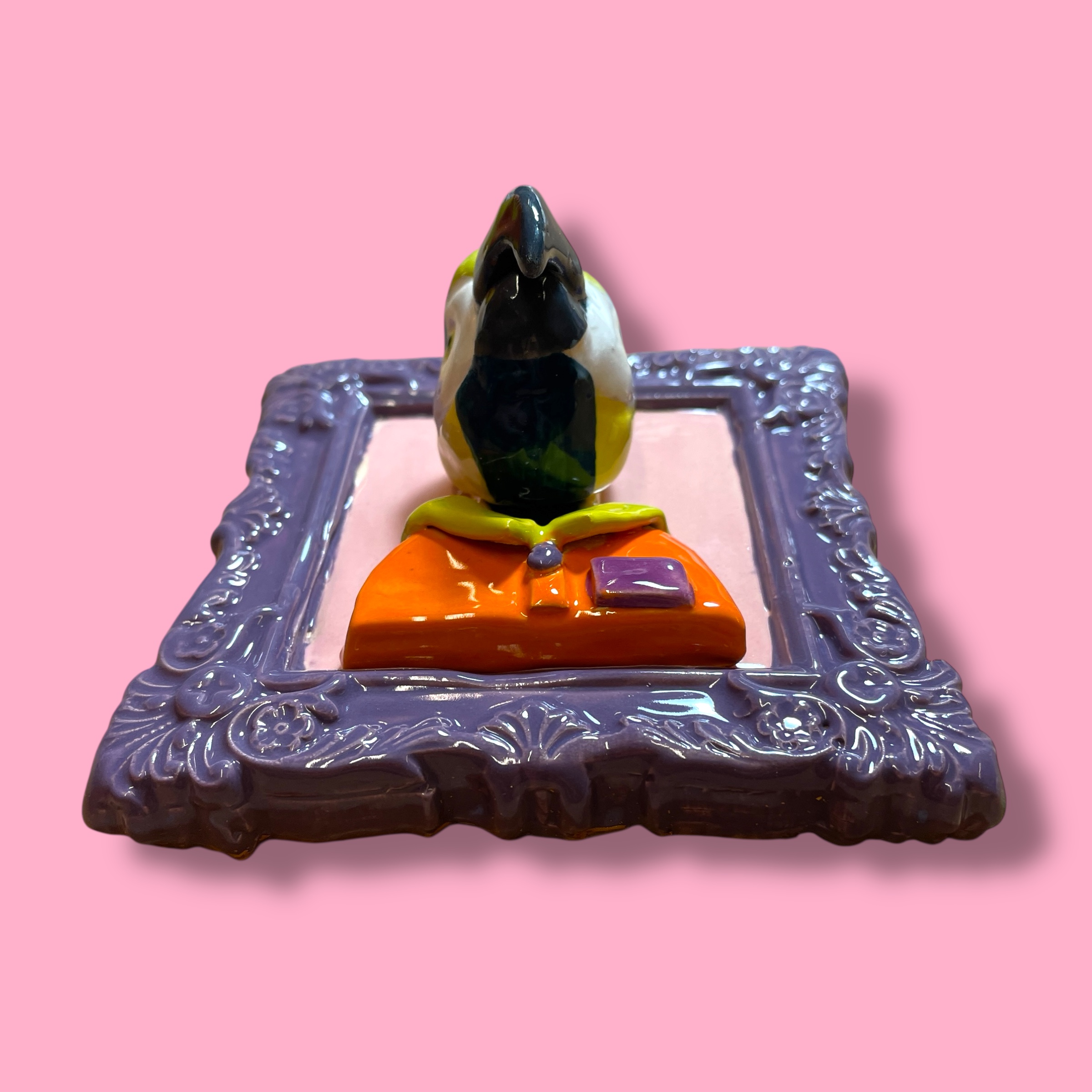 Schilderijtje van keramiek papegaai Pien