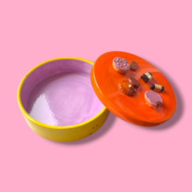 Koekjes koektrommel geel gespikkeld oranje deksel