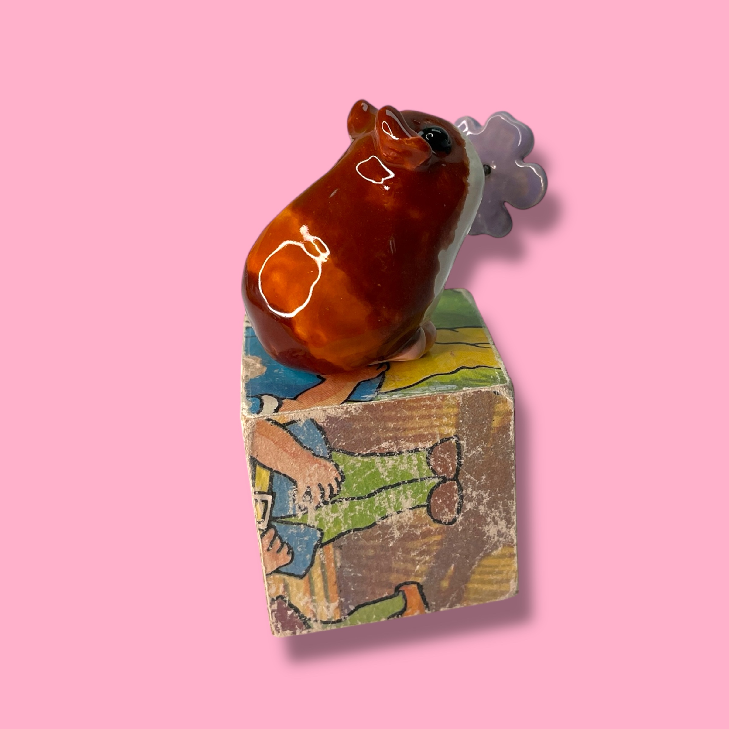 Cavia van keramiek met een bloem